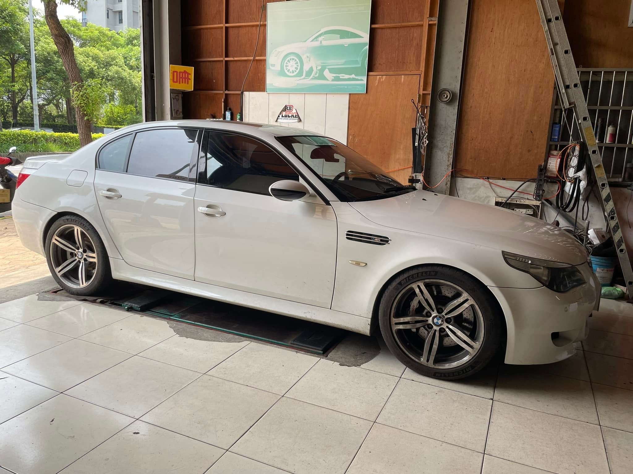 Kies-Motorsports AGT Shock AGT Shock 2004-2010 E60	5 SERIES MK5 SEDAN Front/ Rear: Inverted Fork-Front Spring Rate: 5K210 Rear Spring Rate: 5K240