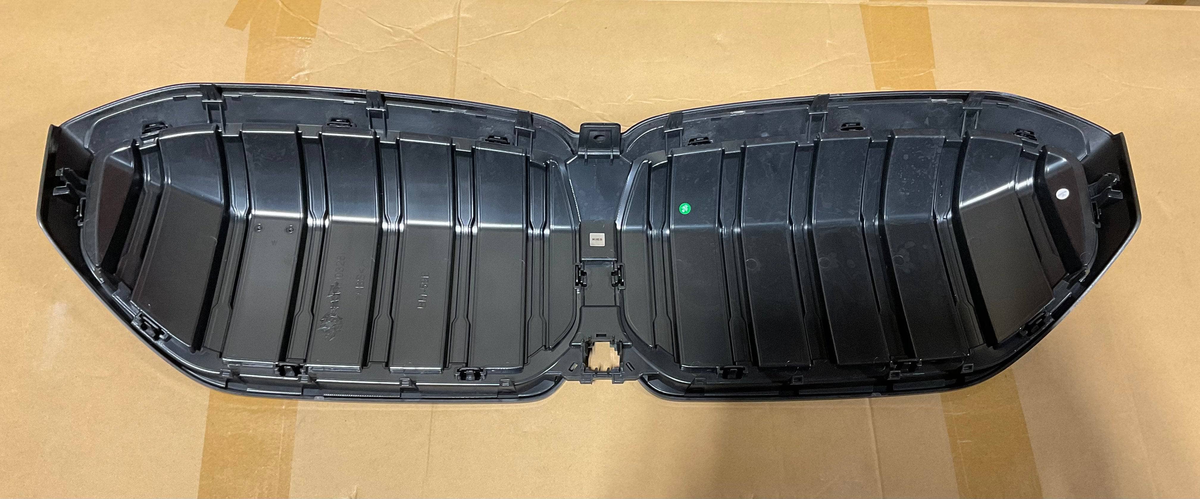 OPEN BOX - BMW 2023+ G26 i3 Front Kidney Grille Replacement (Gloss Black) Secondary image