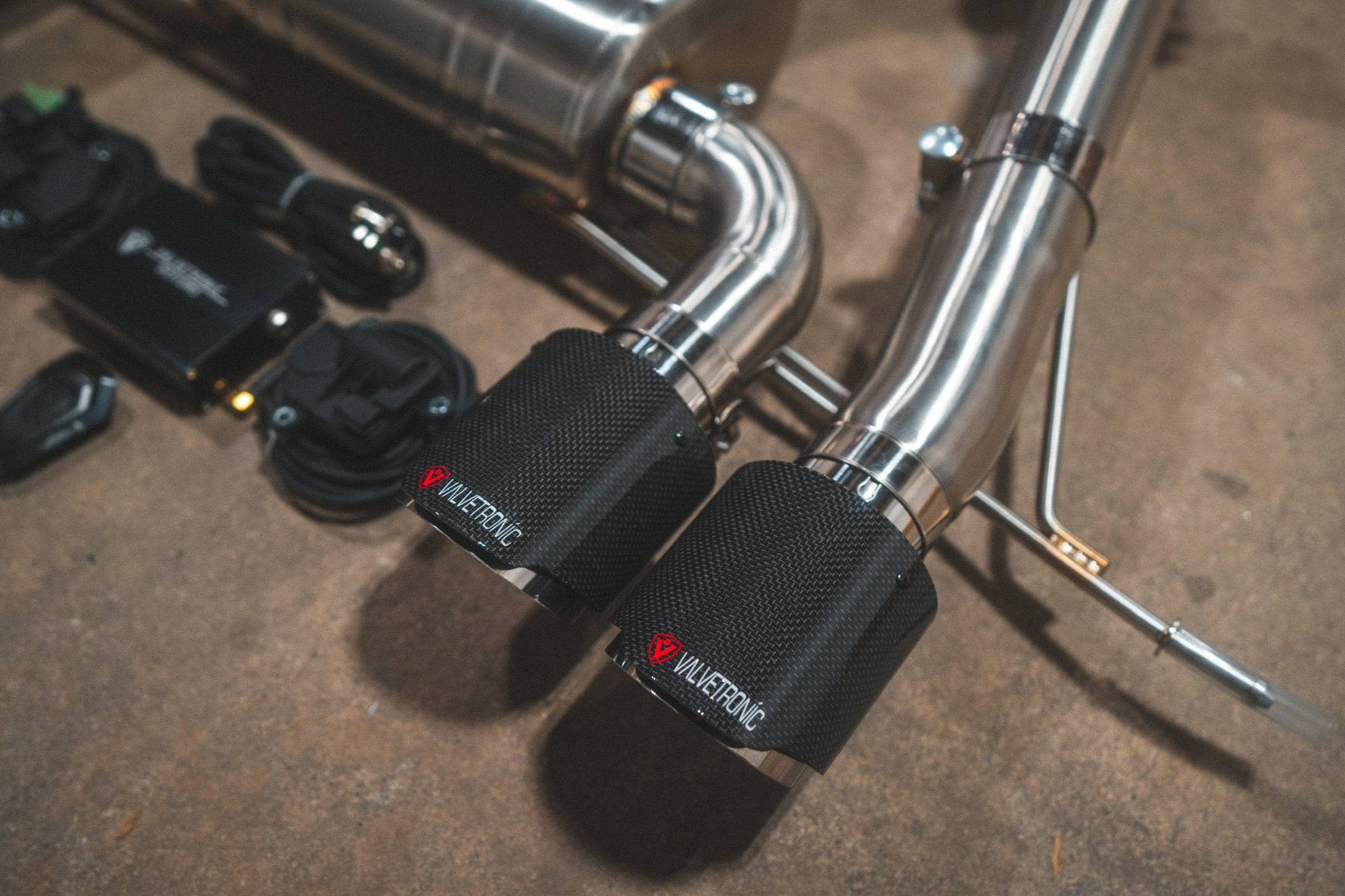 Kies-Motorsports Valvetronic Designs Valvetronic Designs 4.0 Inch Outlet Exhaust Tips (Exclusive) 1x1 Carbon Fiber / 2.5" Inlet